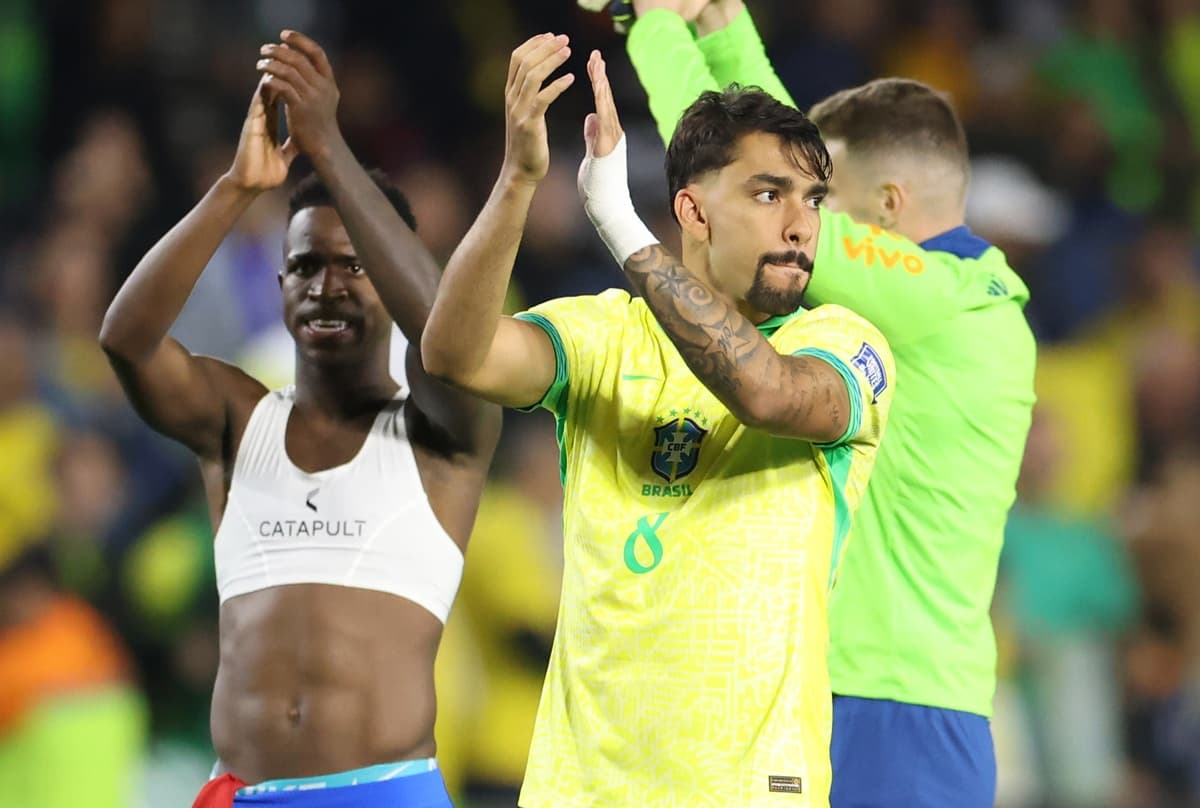 Lucas Paquetá e Vini Jr aplaudem apoio da torcida após jogo da Seleção contra o Equador