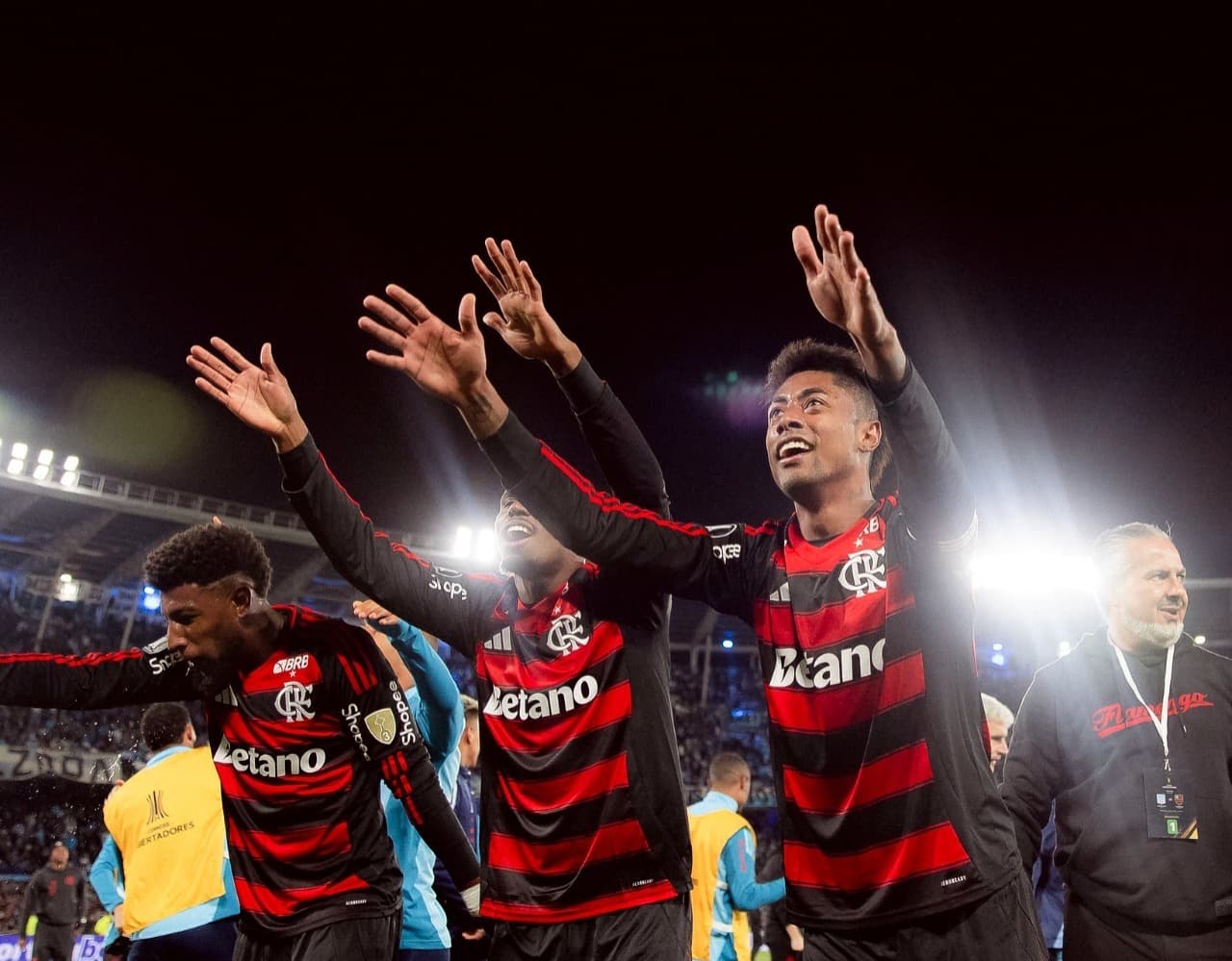 Bruno Henrique e Emerson Royal comemoram com a Nação, no estádio El Cilindro, a classificação do Flamengo contra o Racing, para a final da Libertadores 2025