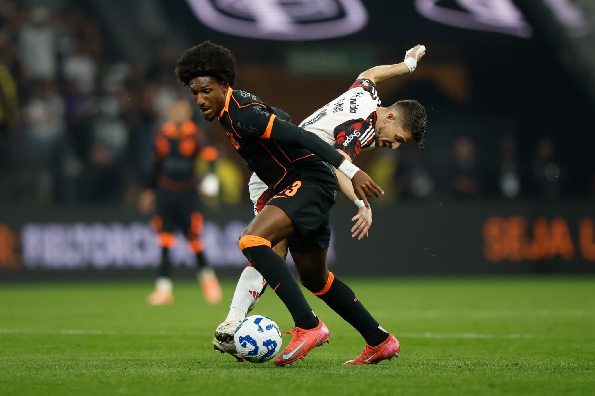 Lance entre jogadores de Corinthians e Flamengo durante partida do Brasileirão 2025, simbolizando o contraste entre os clubes no balancete de 2025.