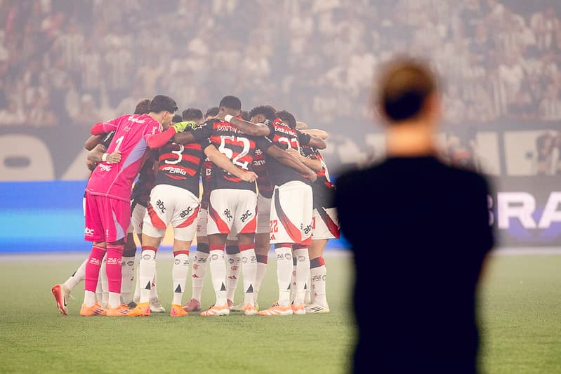 Time do Flamengo reunido antes de Botafogo x Flamengo, com Filipe Luís observando