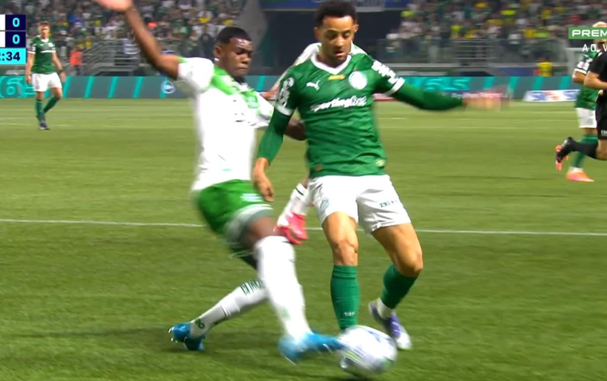 Felipe Anderson é derrubado na área, árbitro marca pênalti para Palmeiras, mas VAR anula