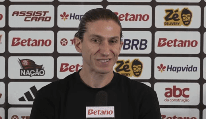 Filipe Luís concede entrevista coletiva após derrota do Flamengo para o Fortaleza