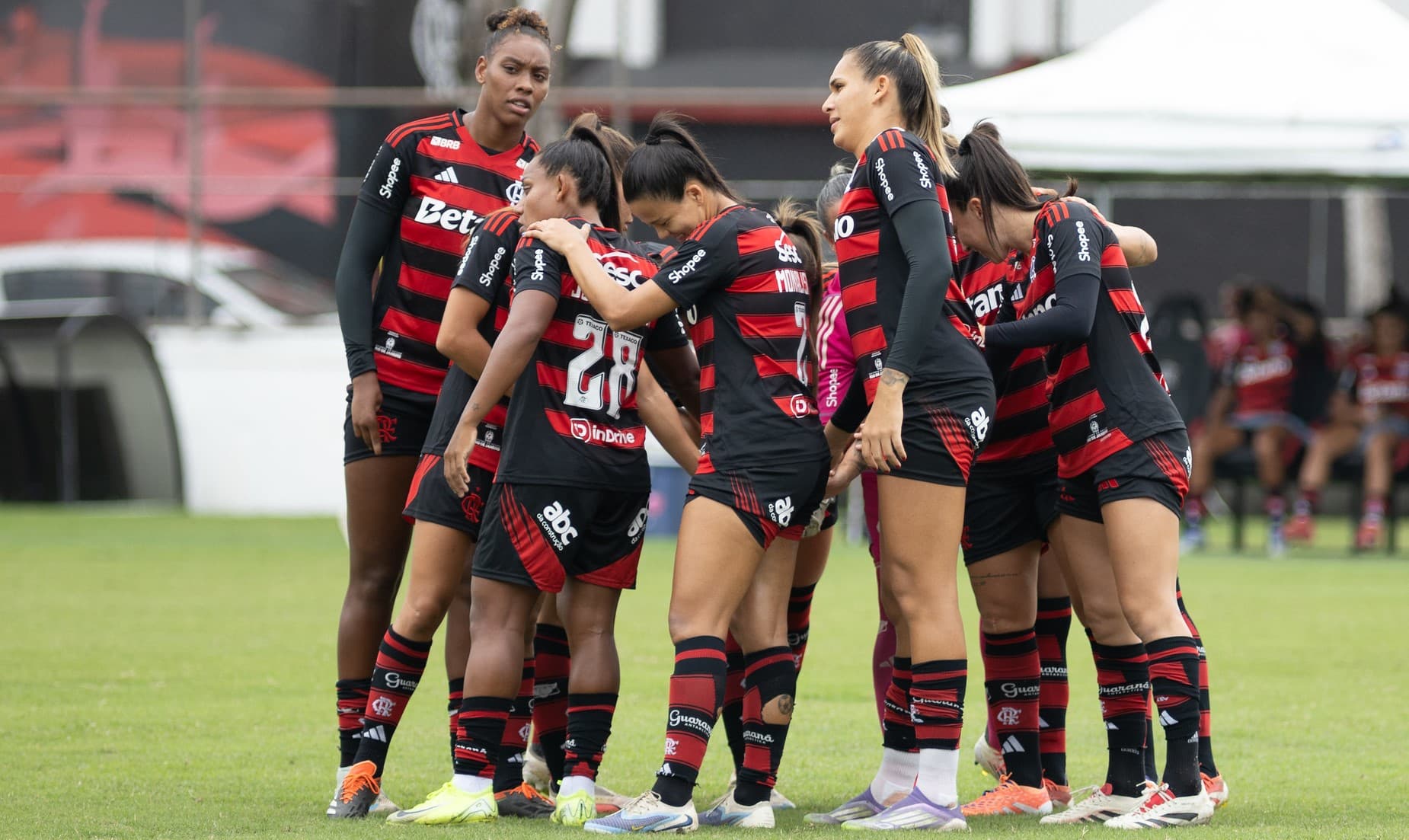 Time do Flamengo reunido antes de jogo do Carioca Feminino