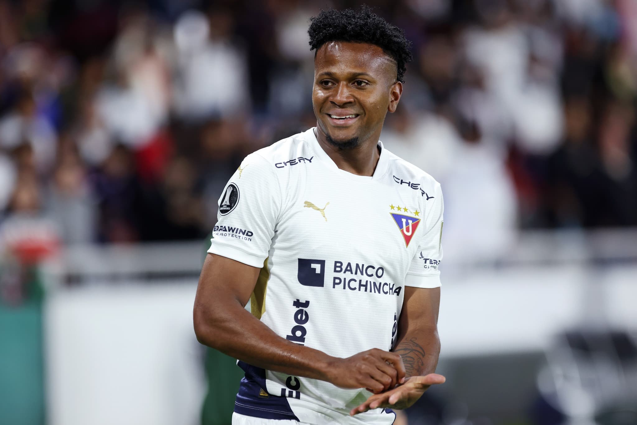 Jogador da LDU em partida pela Copa Libertadores, representando o duelo LDU x Palmeiras com foco em odds e análise de handicap asiático.