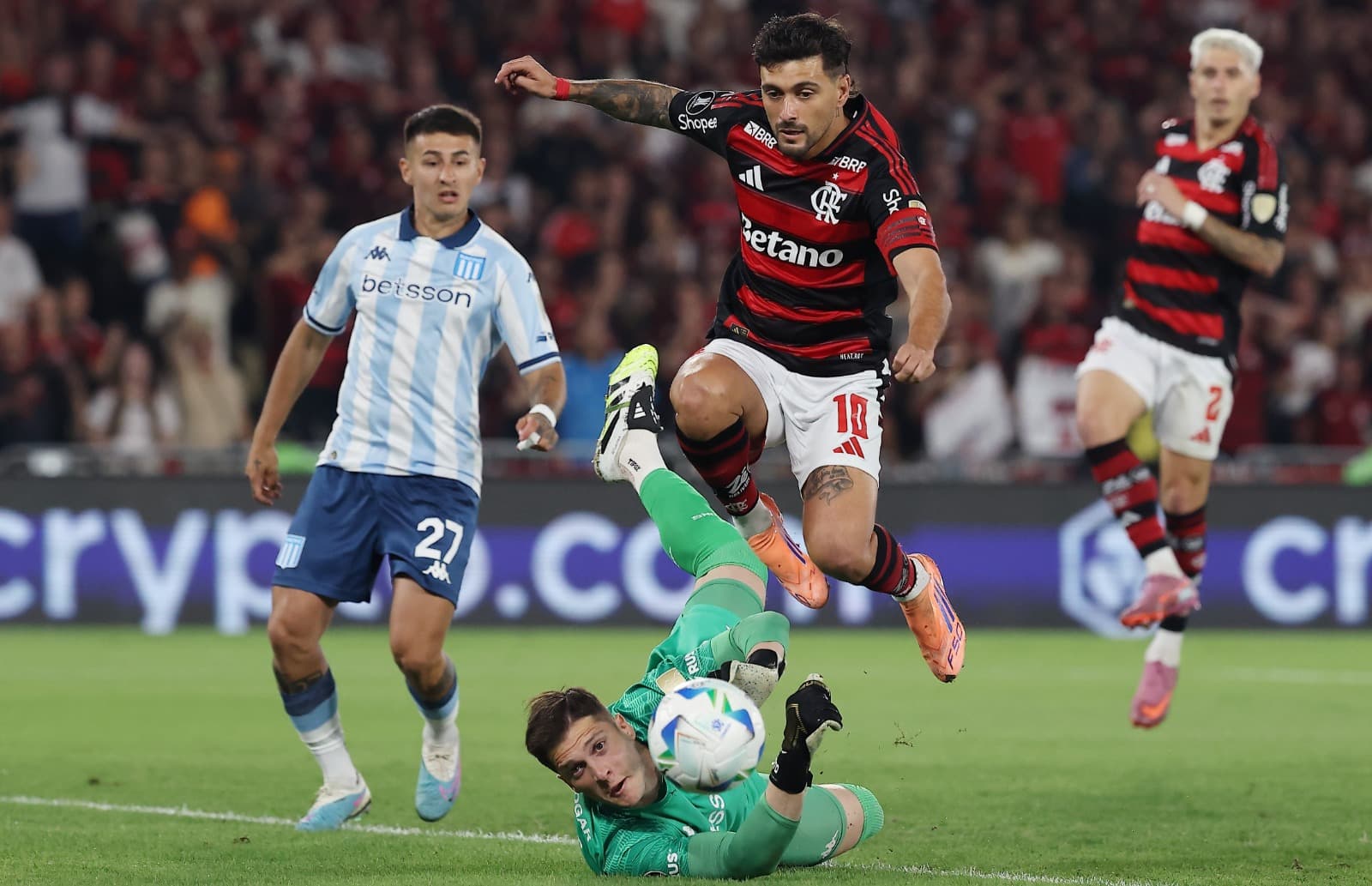 Arrascaeta disputa a bola com goleiro do Racing em jogo de ida da semifinal da Libertadores, no Maracanã