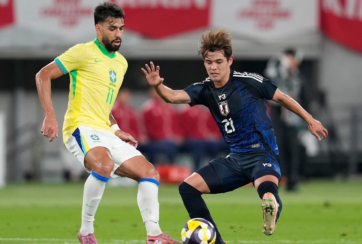 Lucas Paquetá tenta jogada enquanto recebe a marcação de jogador do Japão