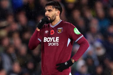 Lucas Paquetá leva a mão à boca e mostra cara de nervosismo durante jogo entre Leeds United e West Ham