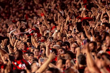Torcedores do Flamengo erguem os braços e gritam após gol do Flamengo que selou vitória sobre o Racing