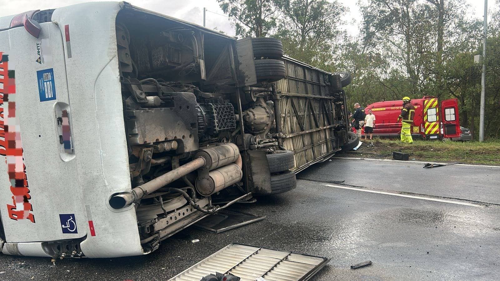Ônibus com torcedores do Flamengo tombado na Via Dutra