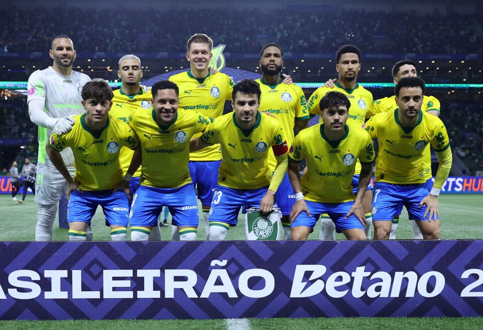 Jogadores do Palmeiras posam para uma foto antes da partida do Brasileirão 2025 entre Palmeiras e Bragantino, no Allianz Parque, em 15 de outubro de 2025, em São Paulo, Brasil.