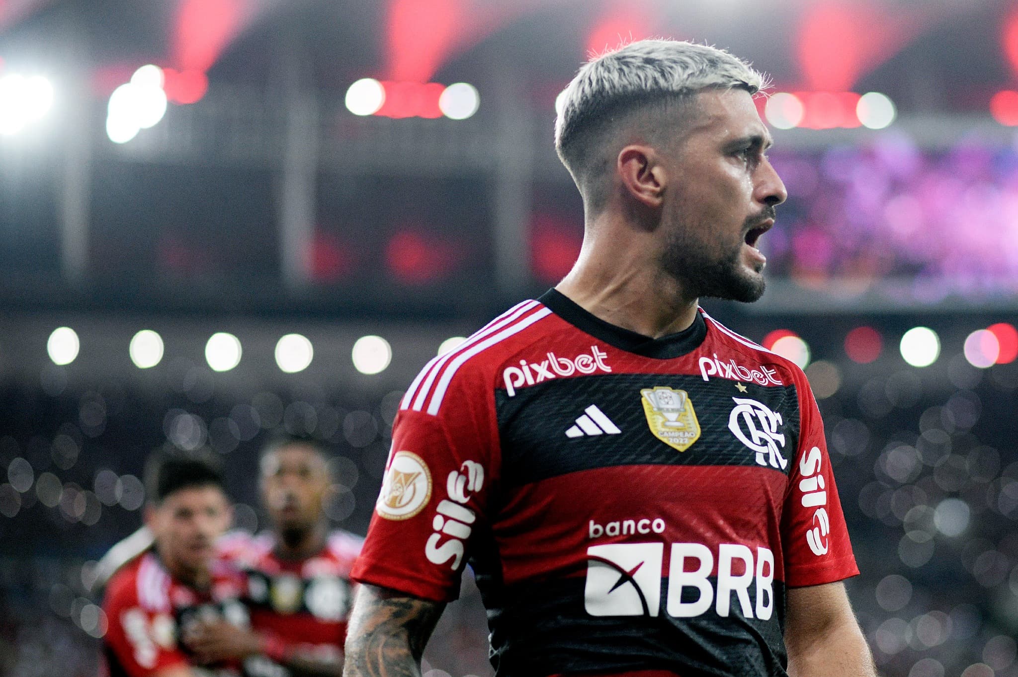 Jogador do Flamengo em campo pelo Brasileirão, representando o duelo Fortaleza x Flamengo, com foco em odds de placar exato e análise do confronto.