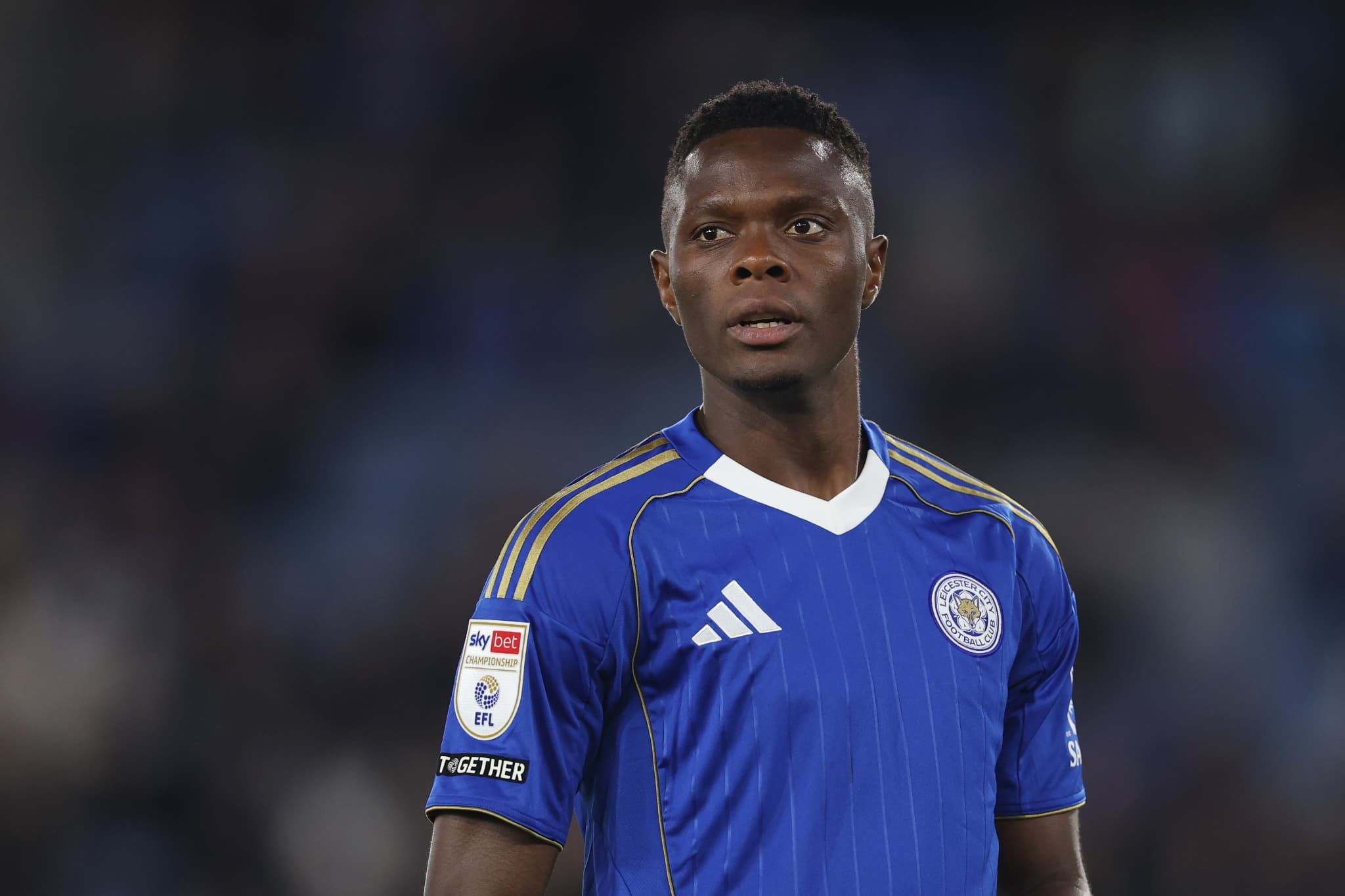 Patson Daka, jogador do Leicester City e destaque da seleção da Zâmbia, em campo com a camisa azul durante jogo da Championship.