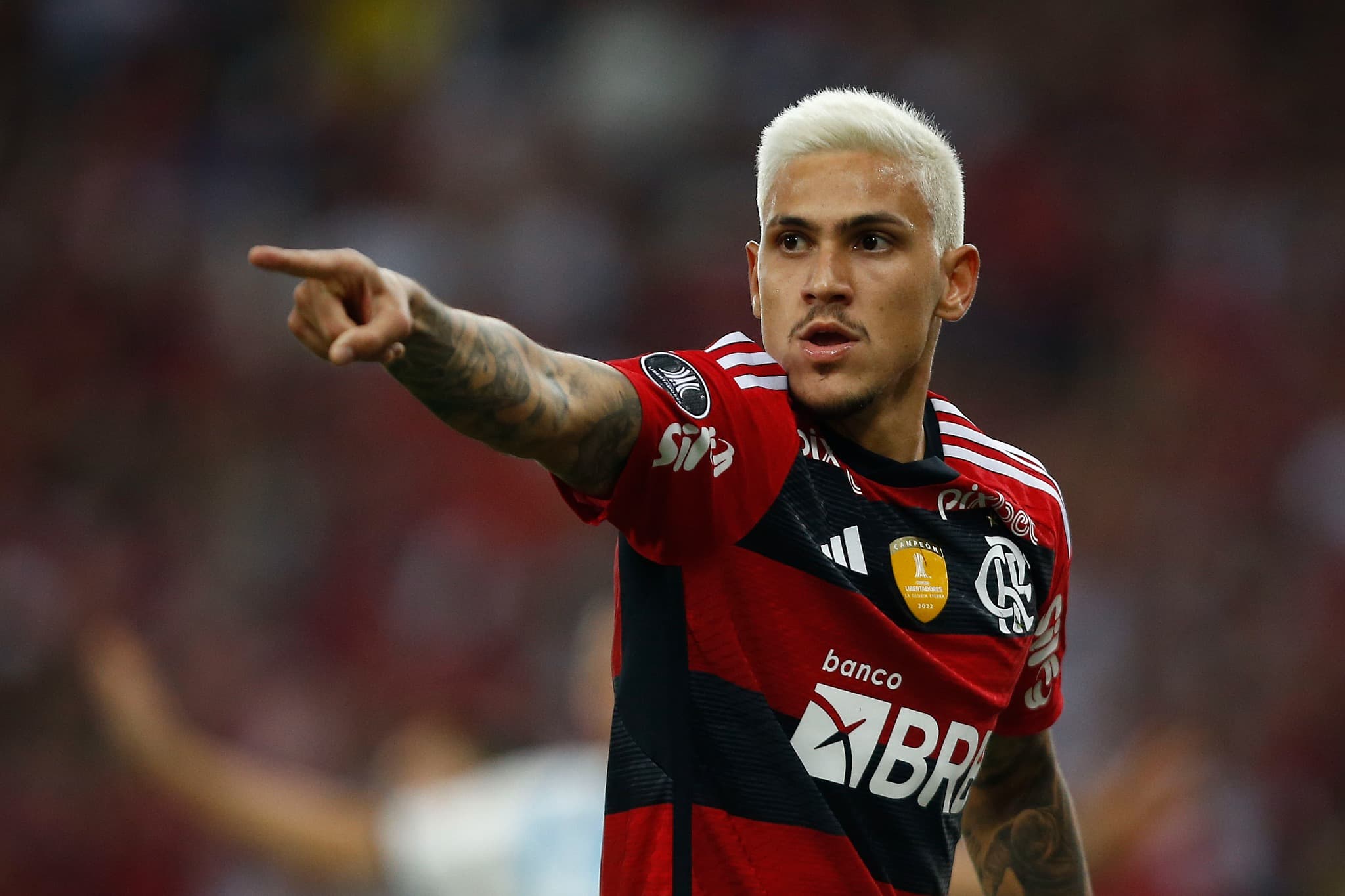 Pedro do Flamengo aponta durante o jogo contra o Racing Club pela Copa Libertadores 2023, no Estádio do Maracanã, Rio de Janeiro.