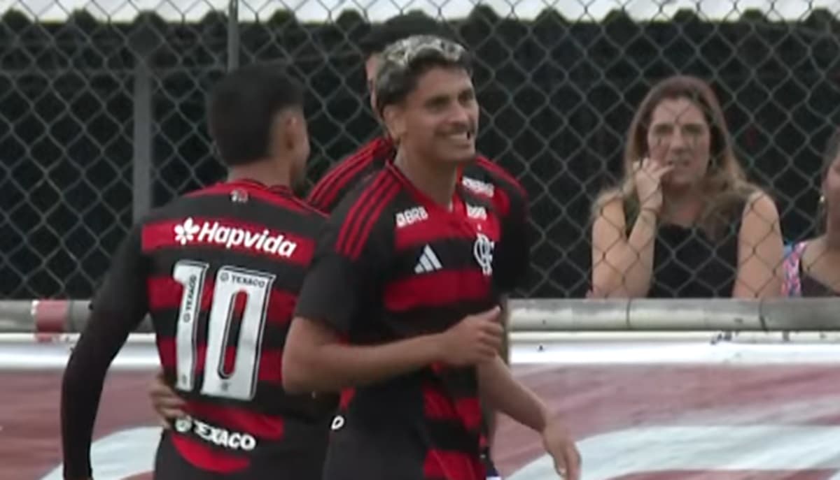 Guilherme e Pedro Leão comemoram gol do Flamengo em vitória contra Volta Redonda na Gávea pelo Sub-20