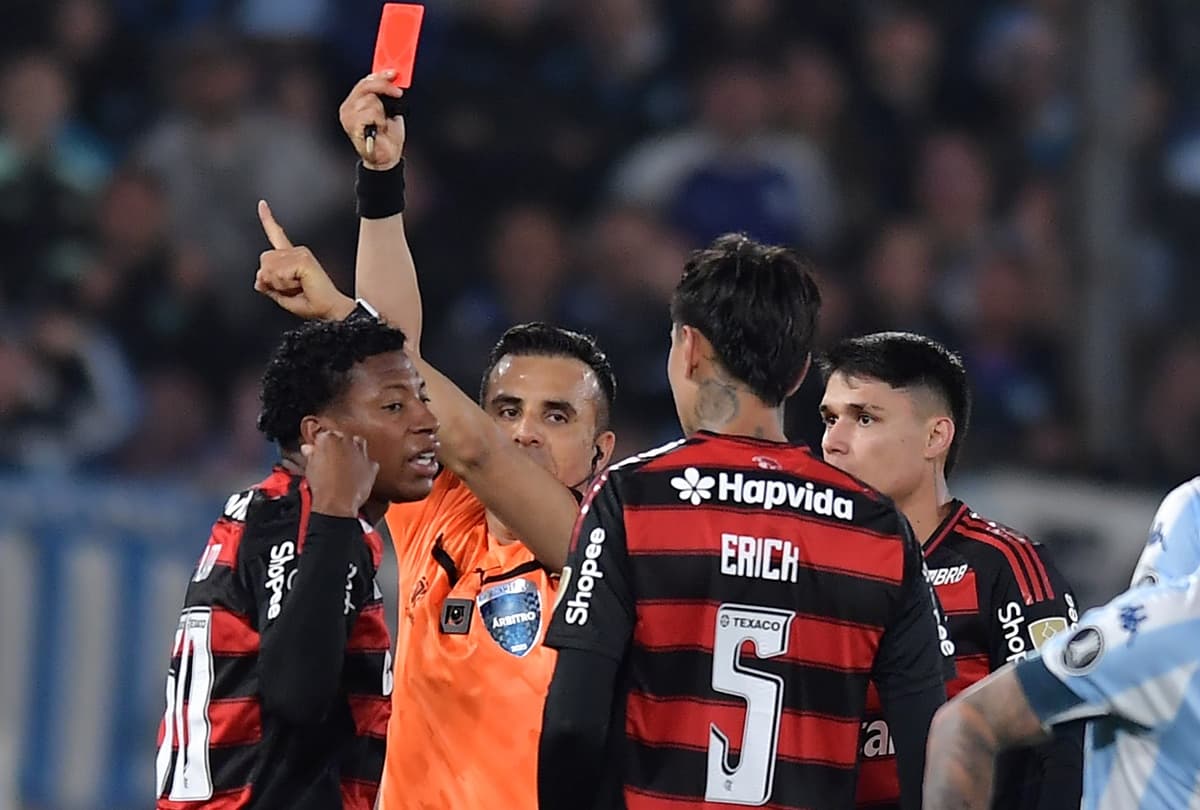 Plata reclama enquanto recebe o cartão vermelho do árbitro Piero Maza