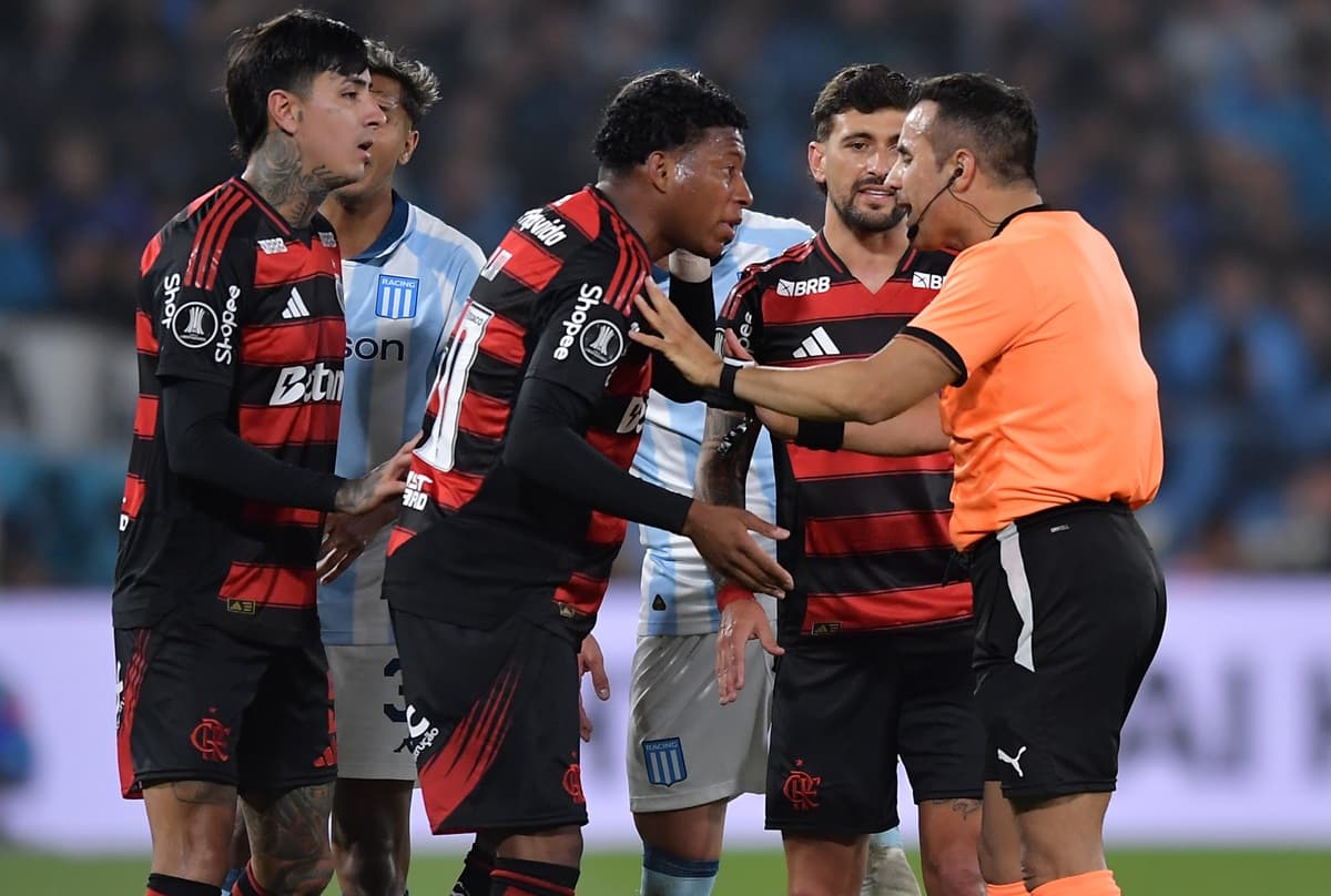 Plata tenta argumentar com árbitro após ser expulso em Racing x Flamengo