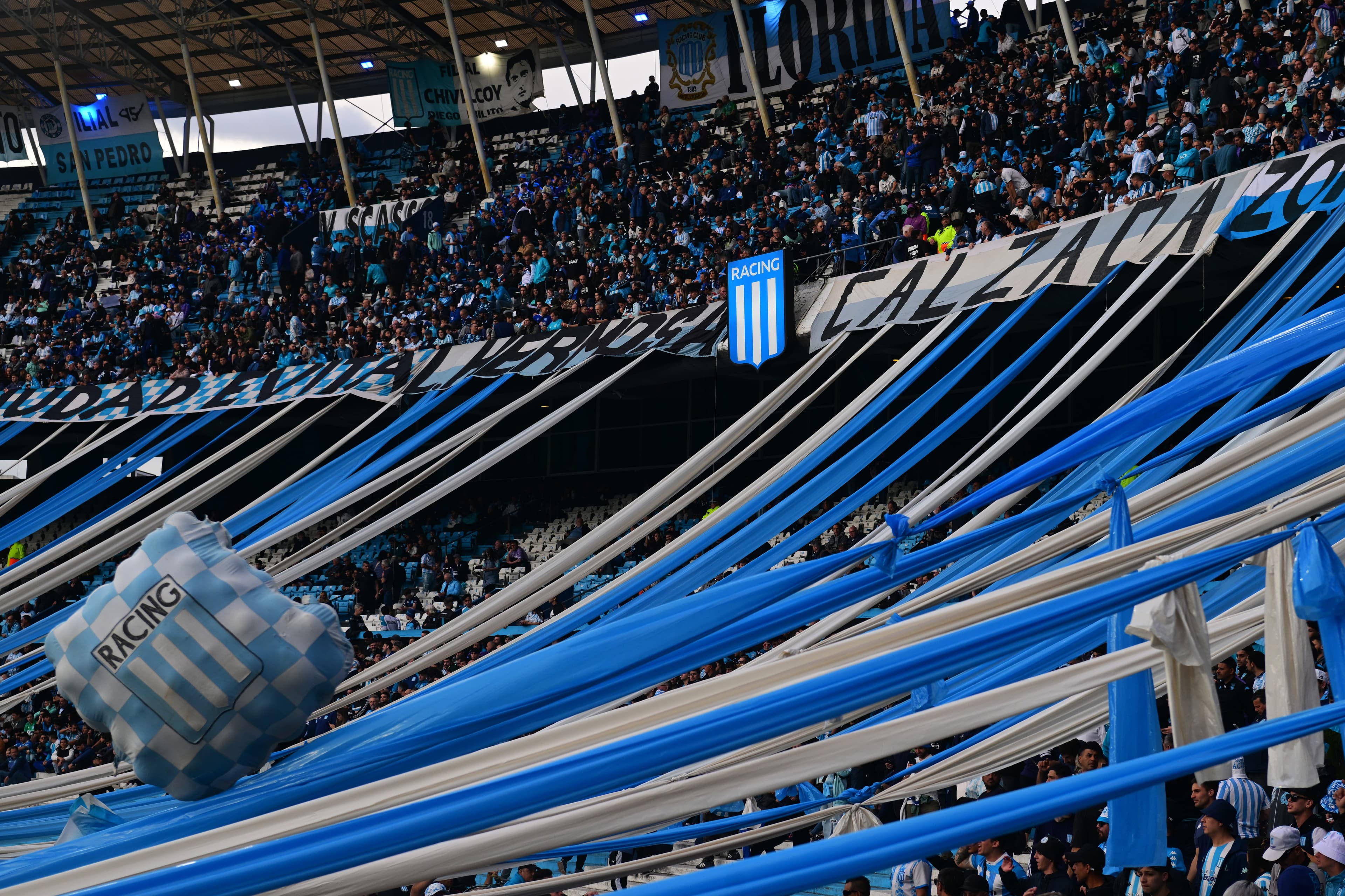festa da torcida do racing, adversário do Flamengo, no el cilindro durante confronto da Libertadores 2025