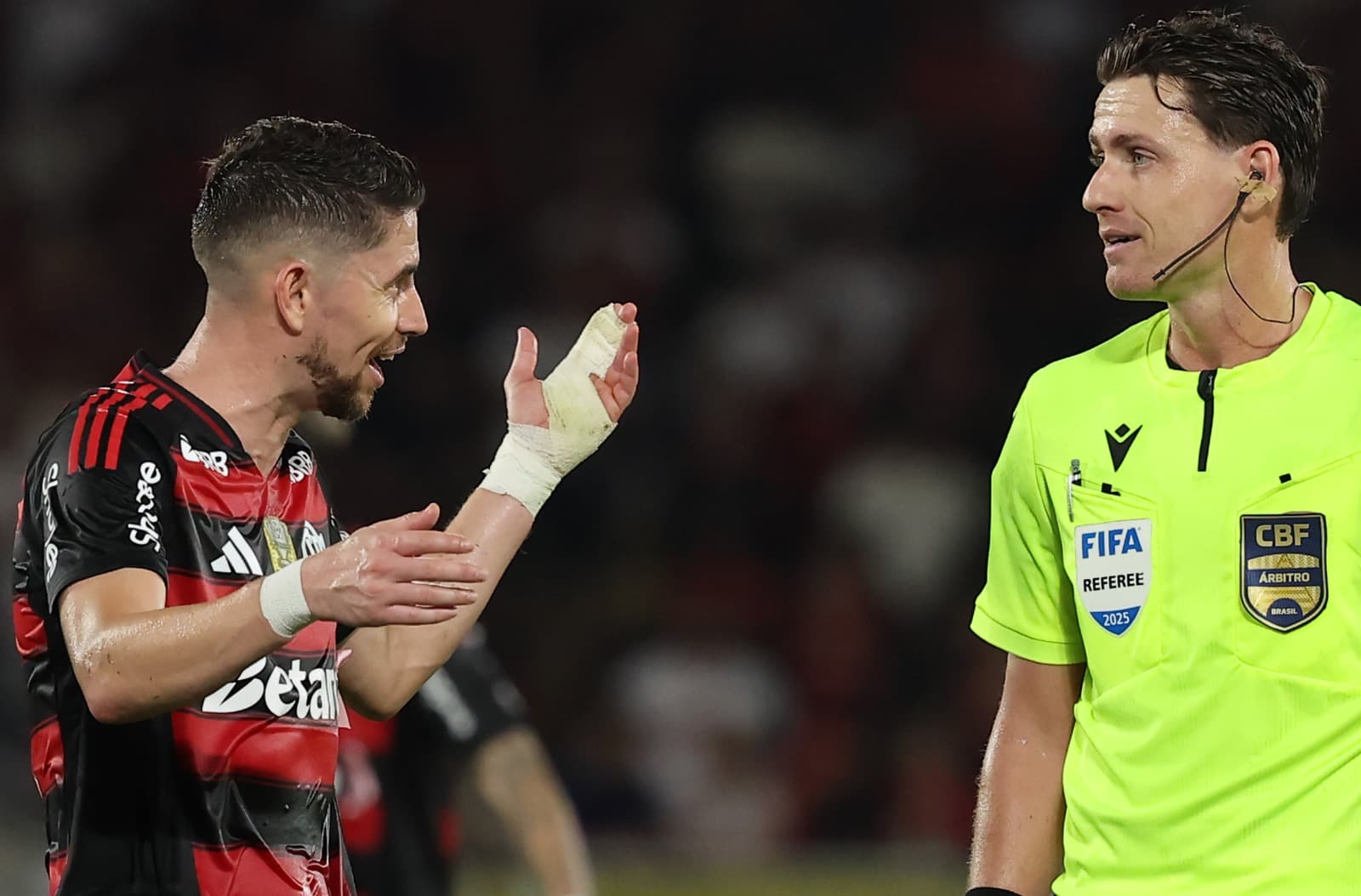 Jorginho reclama com Ramon Abatti Abel durante Flamengo x Cruzeiro