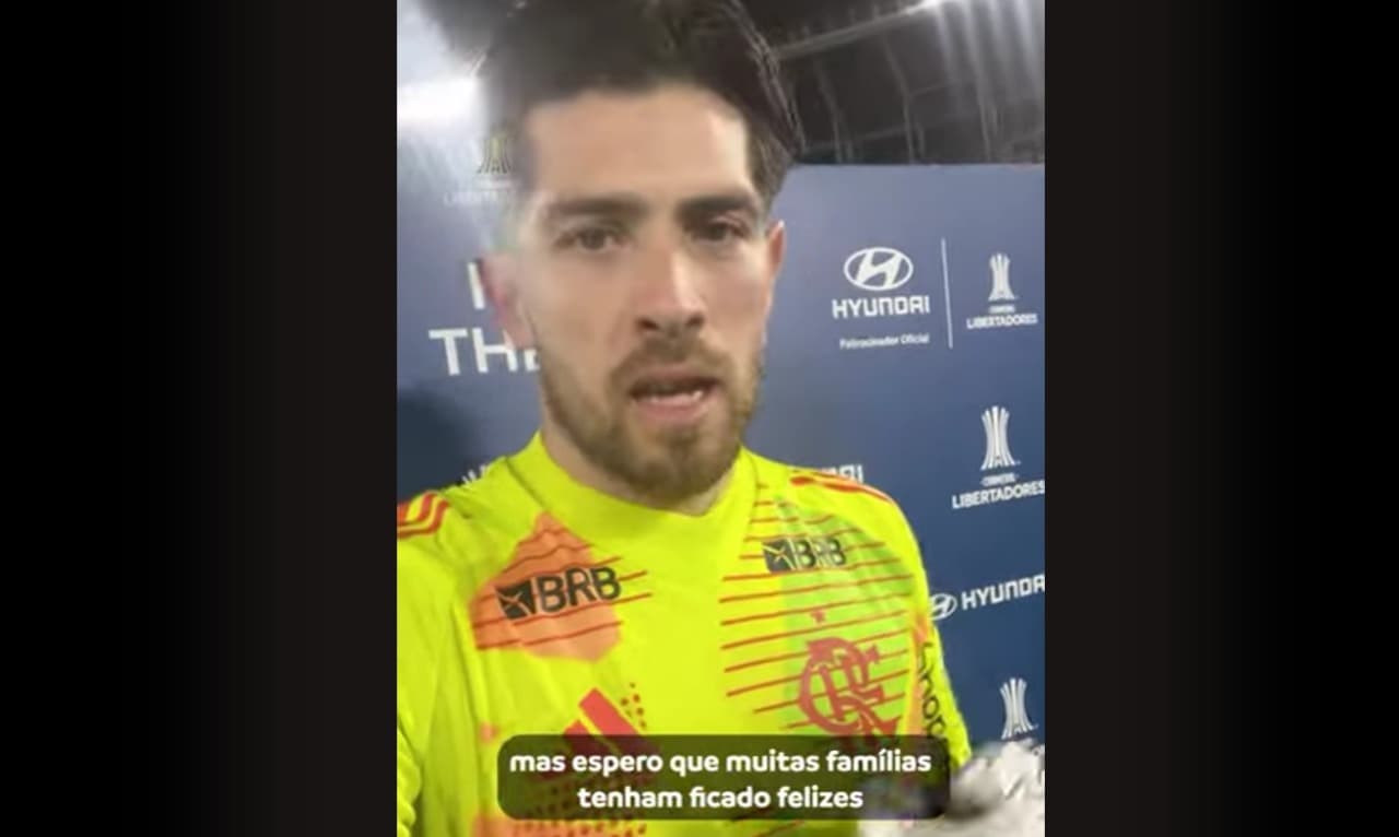 Goleiro Rossi, do Flamengo, durante entrevista após o jogo contra o Racing, dedicando a classificação às famílias atingidas pela violência no Rio de Janeiro