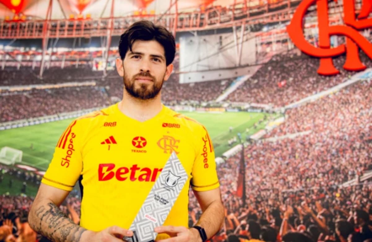 Rossi, do Flamengo, com prêmio de melhor goleiro em setembro do Brasileirão