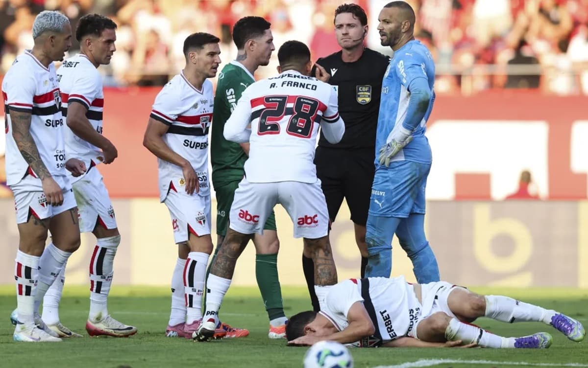Jogadores do São Paulo reclamam com Ramon Abatti Abel após lance polêmico sobre Tapia