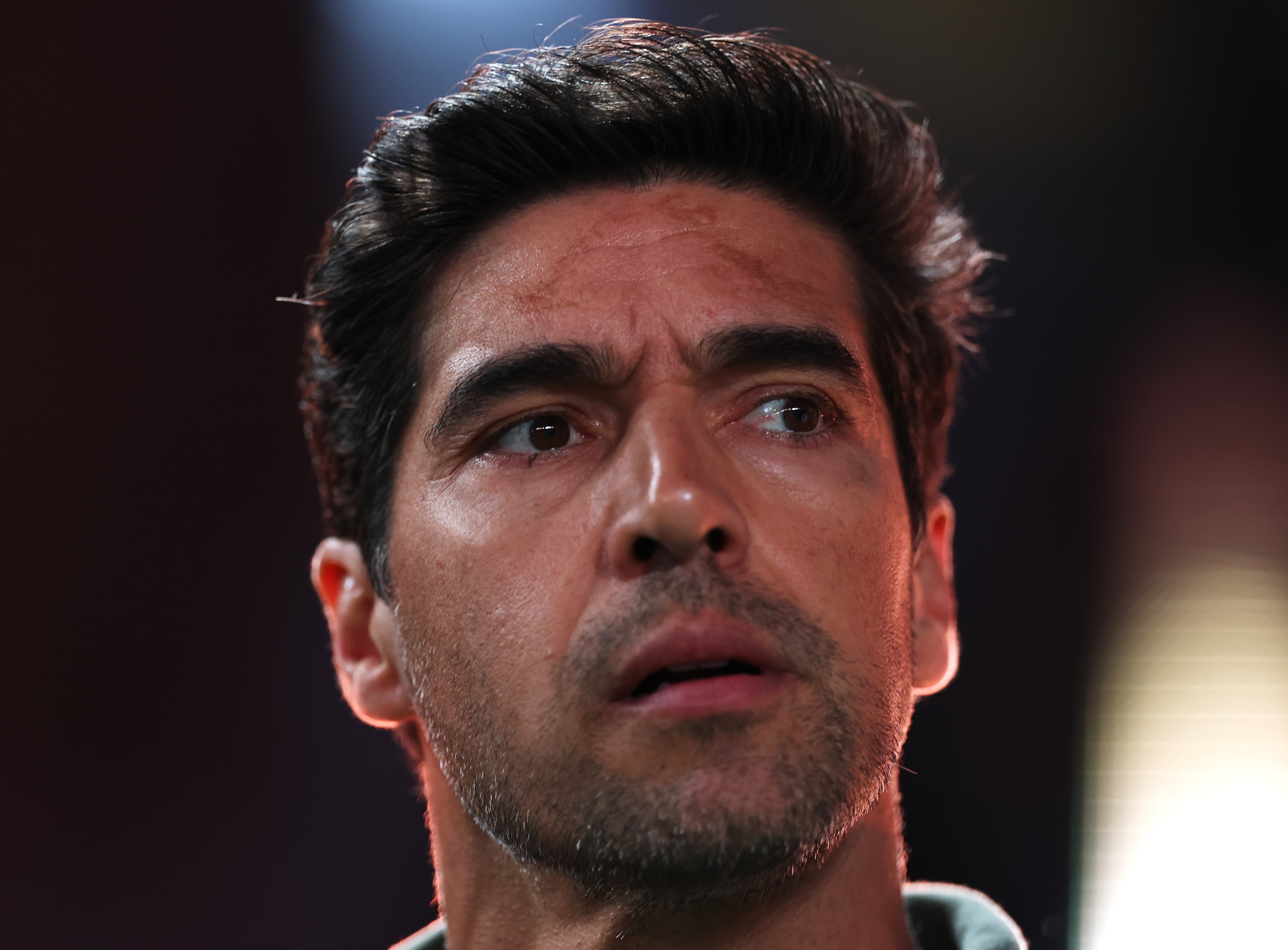 Abel Ferreira observa o campo antes de LDU x Palmeiras pela semifinal da Libertadores 2025, palpite e odds de placar exato na Bet365