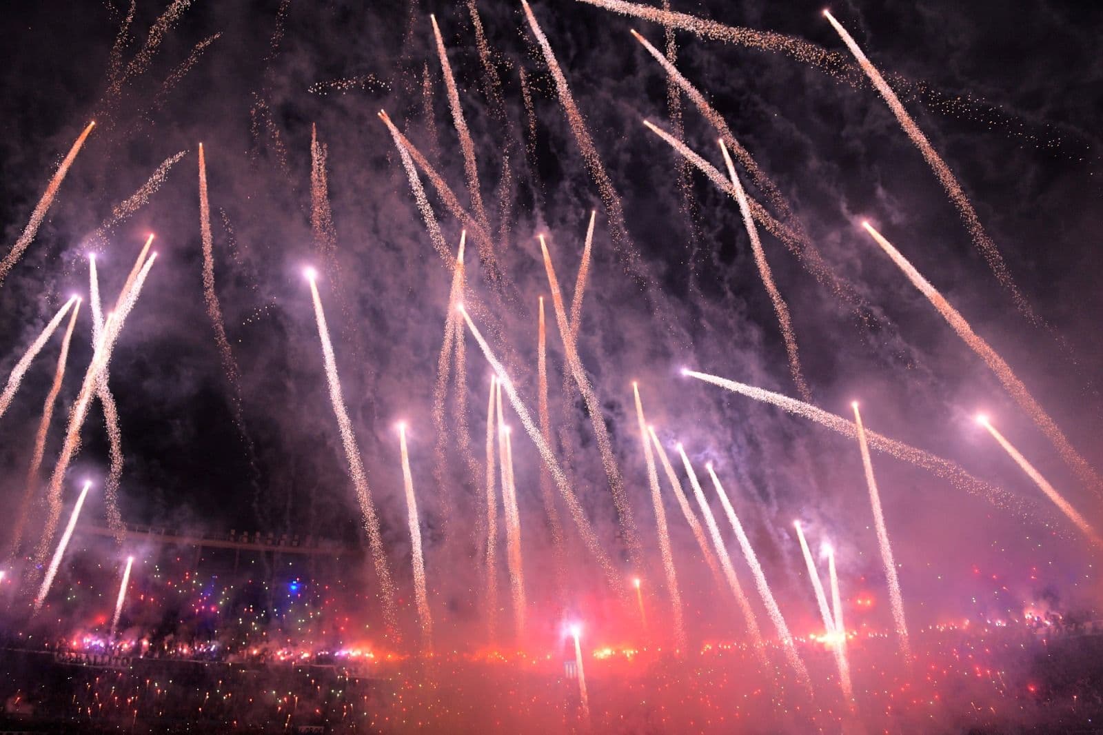 Fogos de artifício são lançados antes da partida de volta da semifinal da Copa CONMEBOL Libertadores 2025 entre Racing Club e Flamengo, no Estádio Presidente Perón, em 29 de outubro de 2025, em Avellaneda, Argentina.