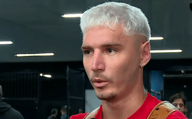 Varela concede entrevista na chegada ao Engenhão para Botafogo x Flamengo