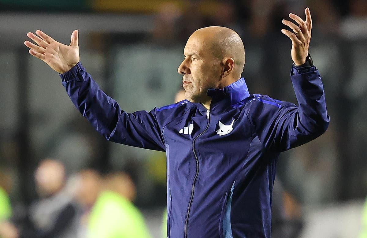 Leonardo Jardim ergue os braços em sinal de reclamação à beira do campo