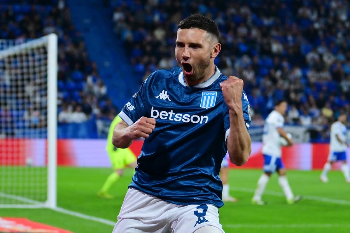 Maravilla Martínez ergue o punho no ar e comemora gol pelo Racing