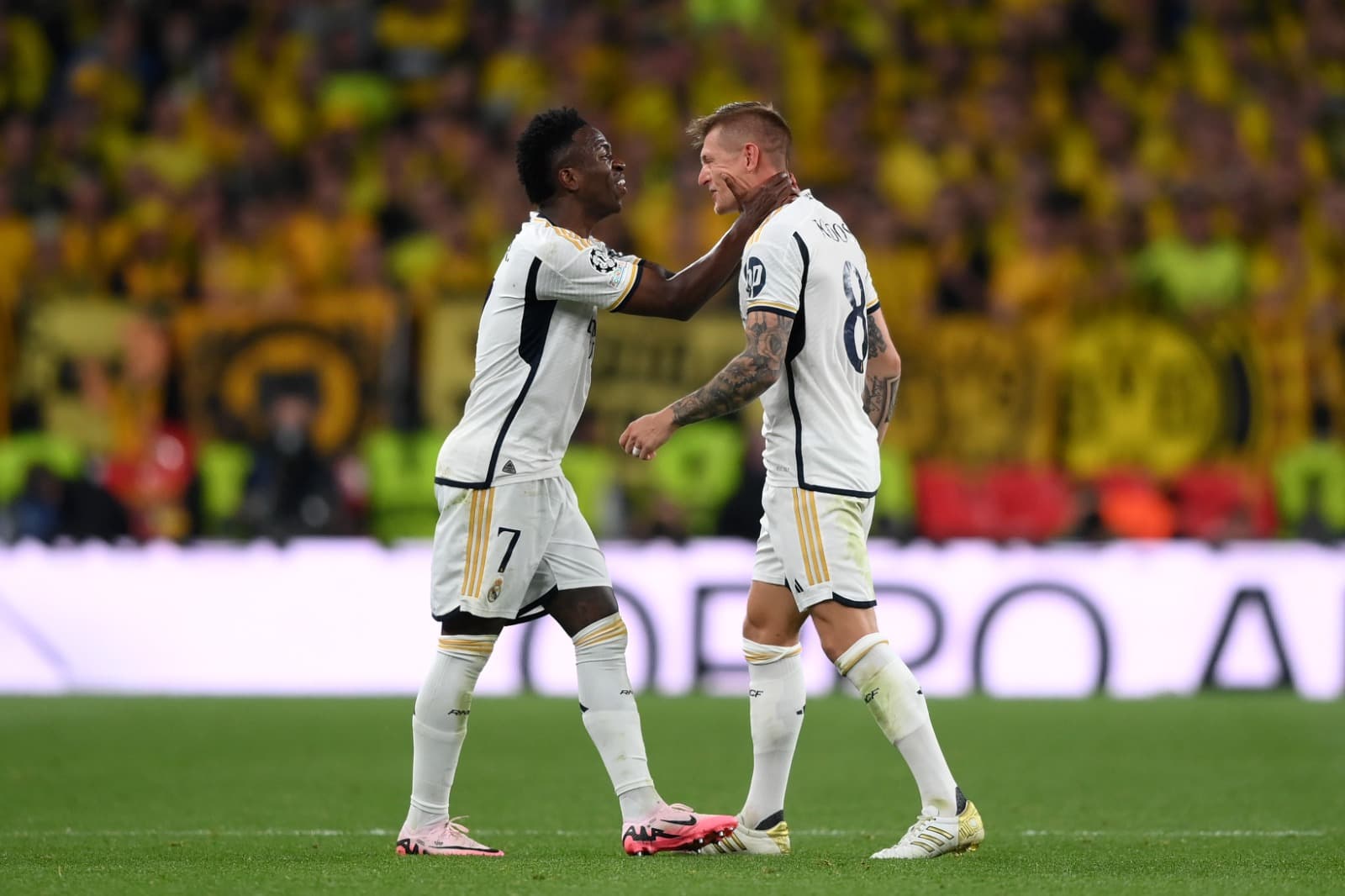 Vinicius Junior e Toni Kroos, do Real Madrid, comemoram durante a final da Liga dos Campeões da UEFA 2023/24 entre Borussia Dortmund e Real Madrid CF no Estádio de Wembley em 1º de junho de 2024 em Londres, Inglaterra.