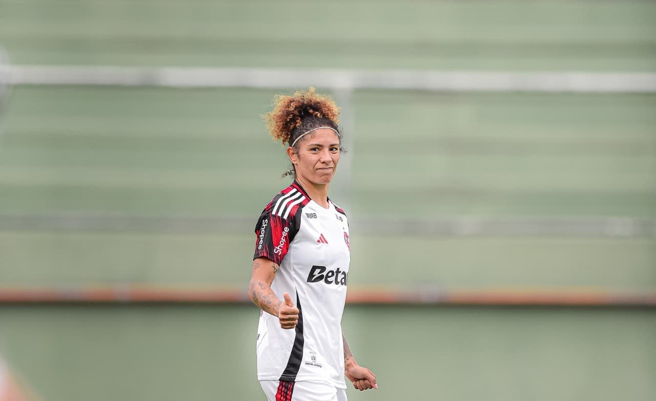 Cristiane dando um "joia" em campo, durante Flamengo x Vasco no Carioca Feminino