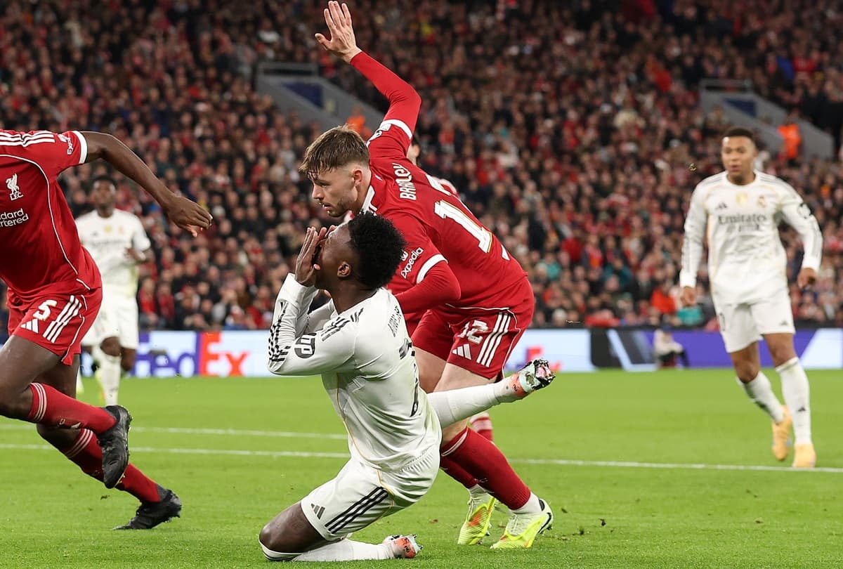 Vini Jr cai após ser acertado no rosto por lateral do Liverpool