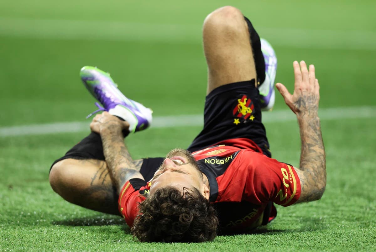 Lucas Lima cai no chão e sente dores em jogo contra o Palmeiras