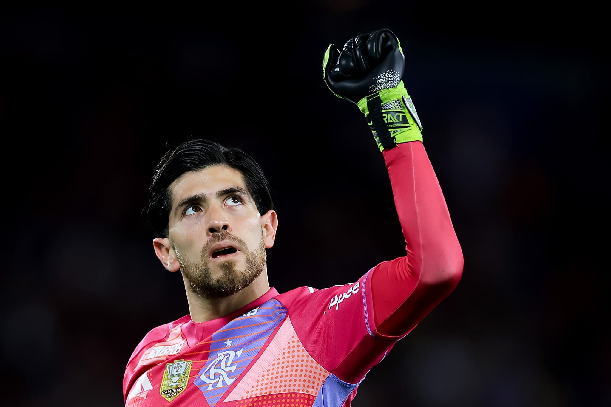 Goleiro Rossi do Flamengo celebra no Maracanã em jogo contra o Mirassol pelo Brasileirão 2025