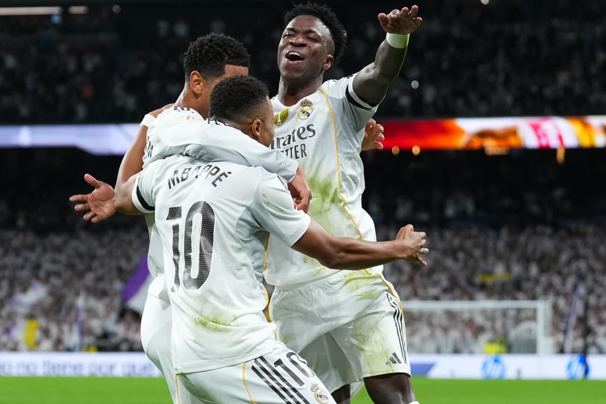 Sorrindo, Vini Jr comemora gol do Real Madrid com Mbappé e Bellingham