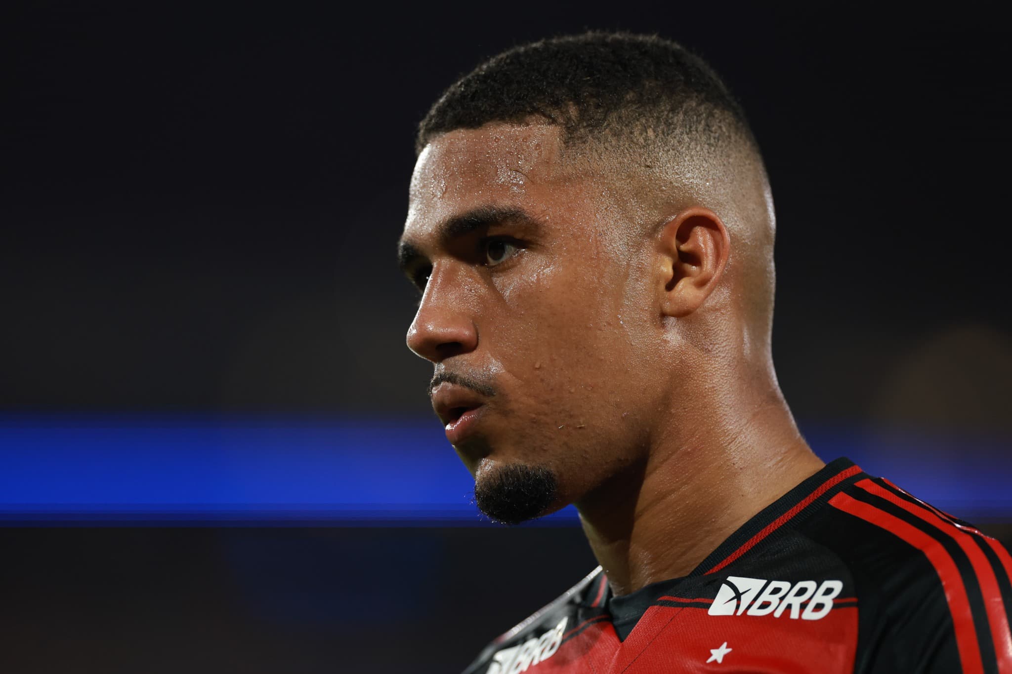 Samuel Lino em ação pelo Flamengo no Maracanã contra o Estudiantes — destaque para o confronto Flamengo x Sport Recife pelo Brasileirão 2025, com odds e palpites de placar exato.