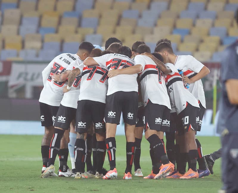 Time do São Paulo antes de sofrer goleada para o Fluminense no Brasileirão