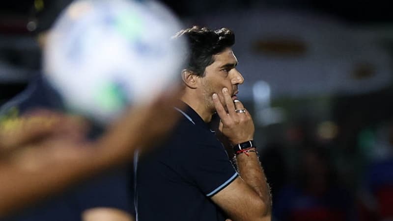 Abel Ferreira com a mão no rosto e com semblante preocupado enquanto assiste à derrota do Palmeiras para o Mirassol no Brasileirão 2025