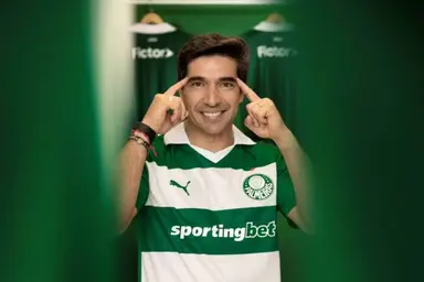 Abel Ferreira, treinador do Palmeiras, posa para foto usando o novo uniforme alternativo do clube