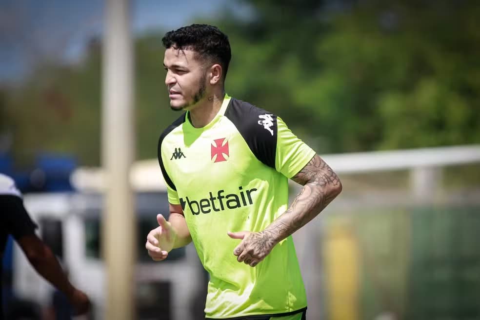 Adson volta a treinar parcialmente com elenco do Vasco