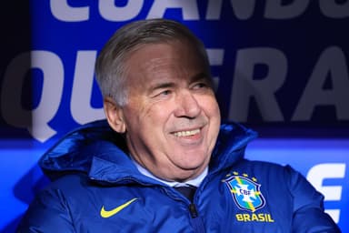 Carlo Ancelotti, técnico da seleção brasileira, reage durante a partida das Eliminatórias Sul-Americanas para a Copa do Mundo FIFA de 2026 entre Bolívia e Brasil, no Estádio Municipal de El Alto, em 9 de setembro de 2025, em El Alto, Bolívia.