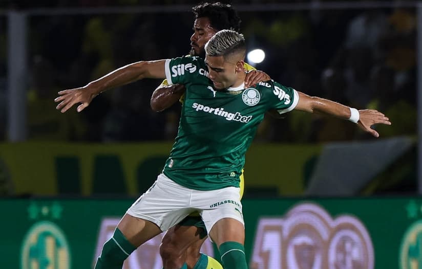 Andreas Pereira disputa bola durante derrota do Palmeiras contra o Mirassol pelo Brasileirão 2025