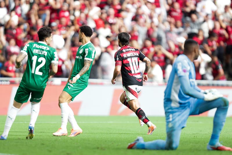 Arrascaeta comemora gol contra o Palmeiras