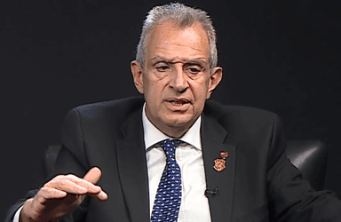 Bap gesticula durante resposta em entrevista ao Poder 360