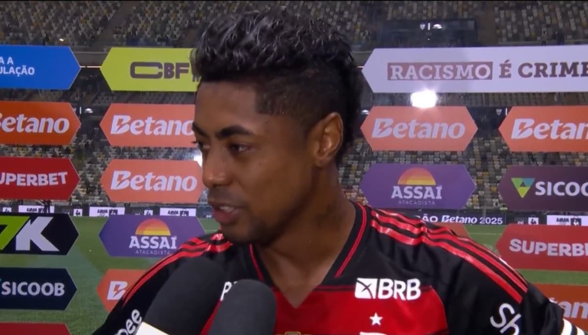 Bruno Henrique concede entrevista na saída de campo após empate com o Atlético-MG