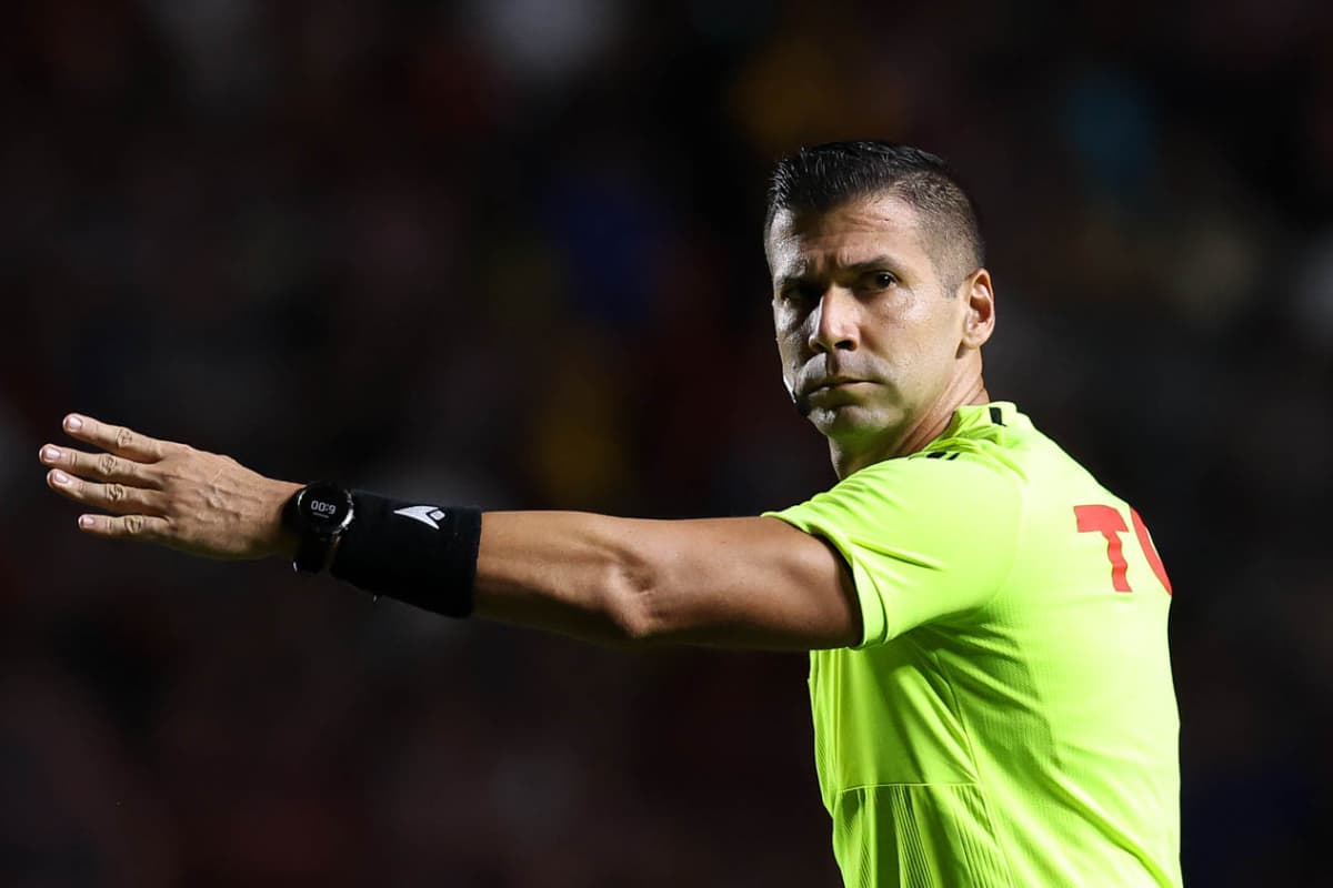 Árbitro Bruno Arleu de Oliveira na Ilha do Retiro, em Pernambuco, no jogo entre Sport e Palmeiras, pelo Campeonato Brasilerio