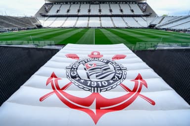 Neo Química Arena preparada para jogo do Corinthians ; imagem mostra escudo do clube e ao fundo o estádio
