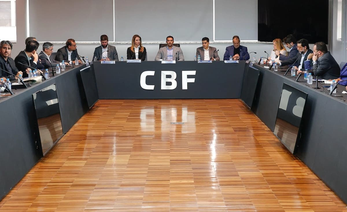Imagem mostra reunião da CBF, com dirigentes sentados lado a lado e Samir Xaud, presidente, centralizado
