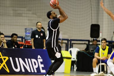 Jogador do Corinthians Basquete se prepara para arremessar a bola durante jogo contra o Fortaleza pelo NBB